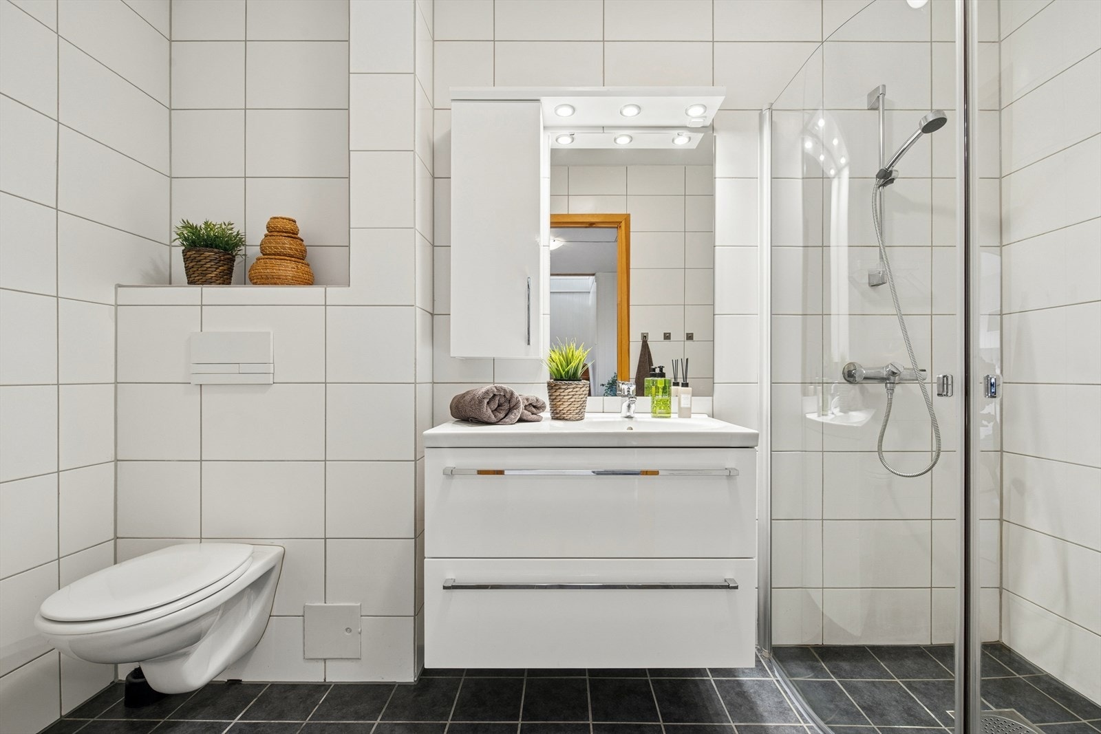 Badet i underetasjen ble modernisert i 2013 og har flislagt gulv med varmekabler, vegghengt toalett og dusjhjørne. Galleribilde