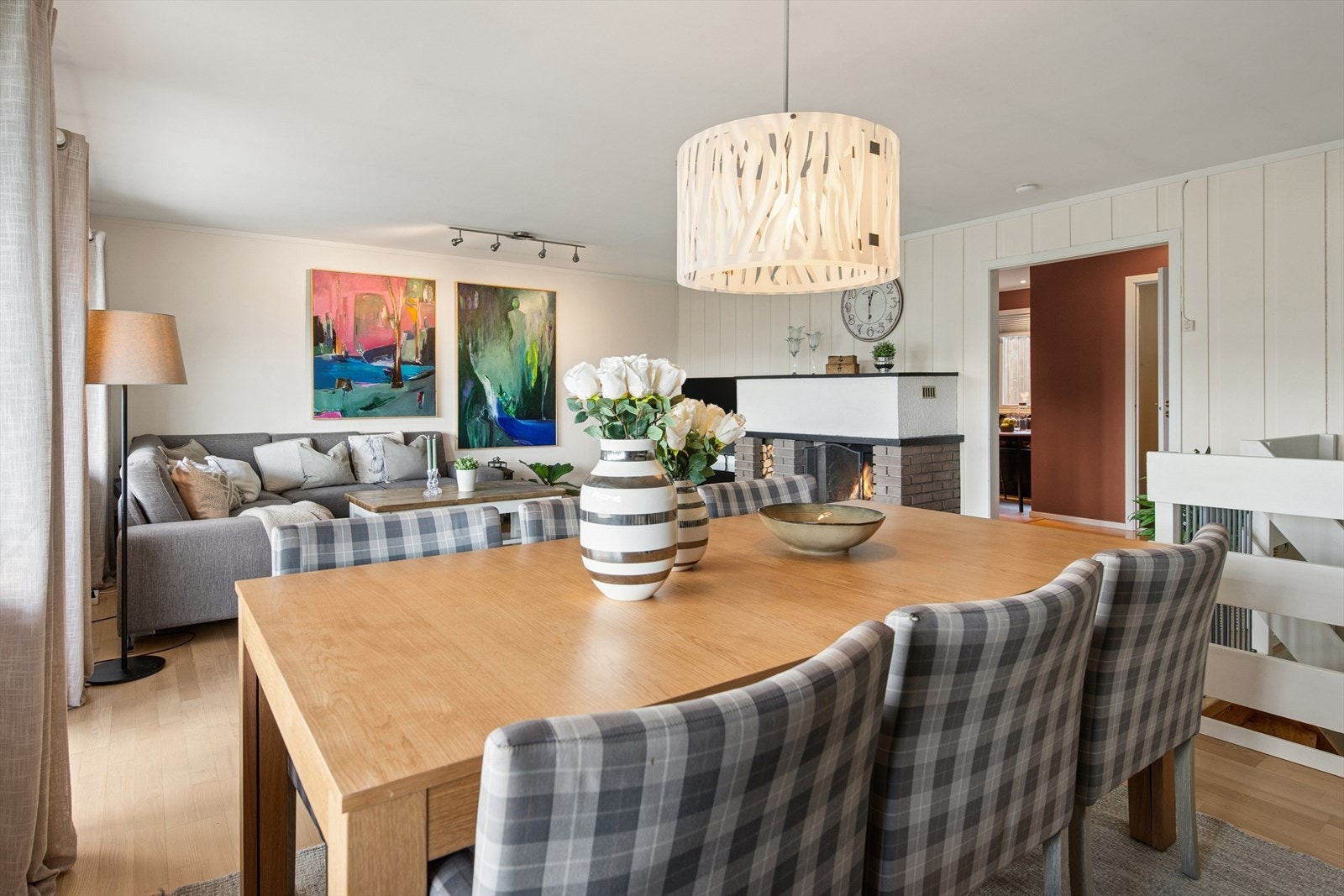 Spisestuen er plassert i tilknytning til både stue og kjøkken, med den åpne peisen som et sentralt element. Galleribilde