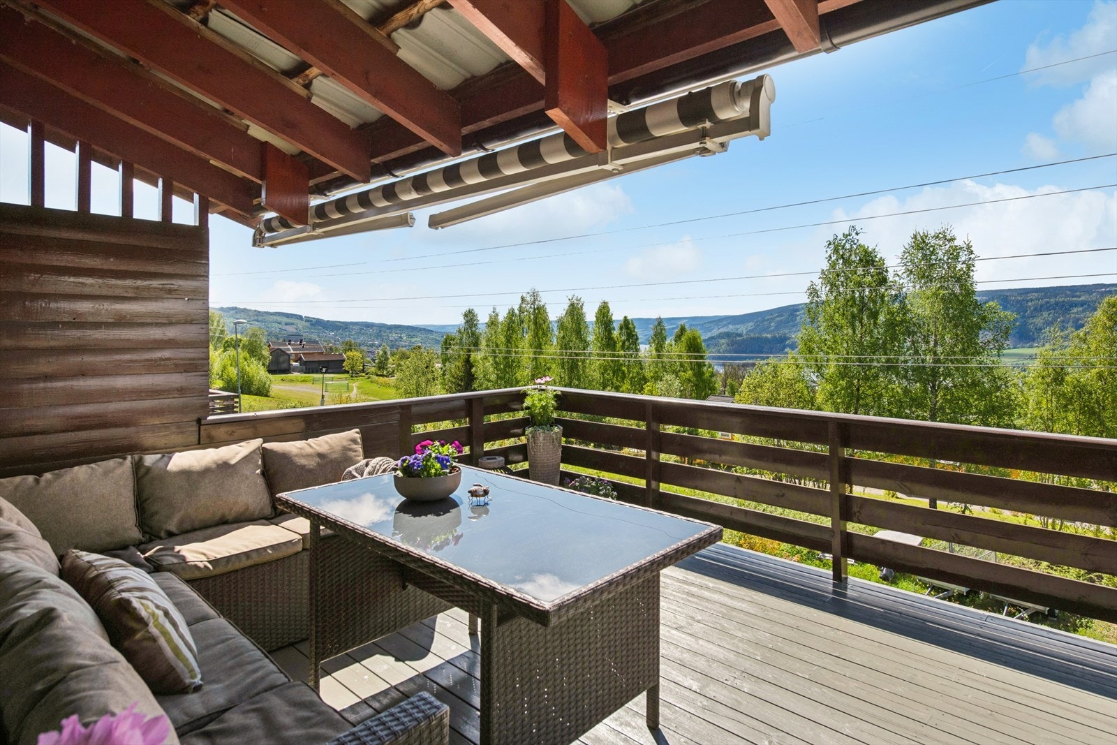 Romslig, overbygget veranda med god plass til en stor sittegruppe. Galleribilde