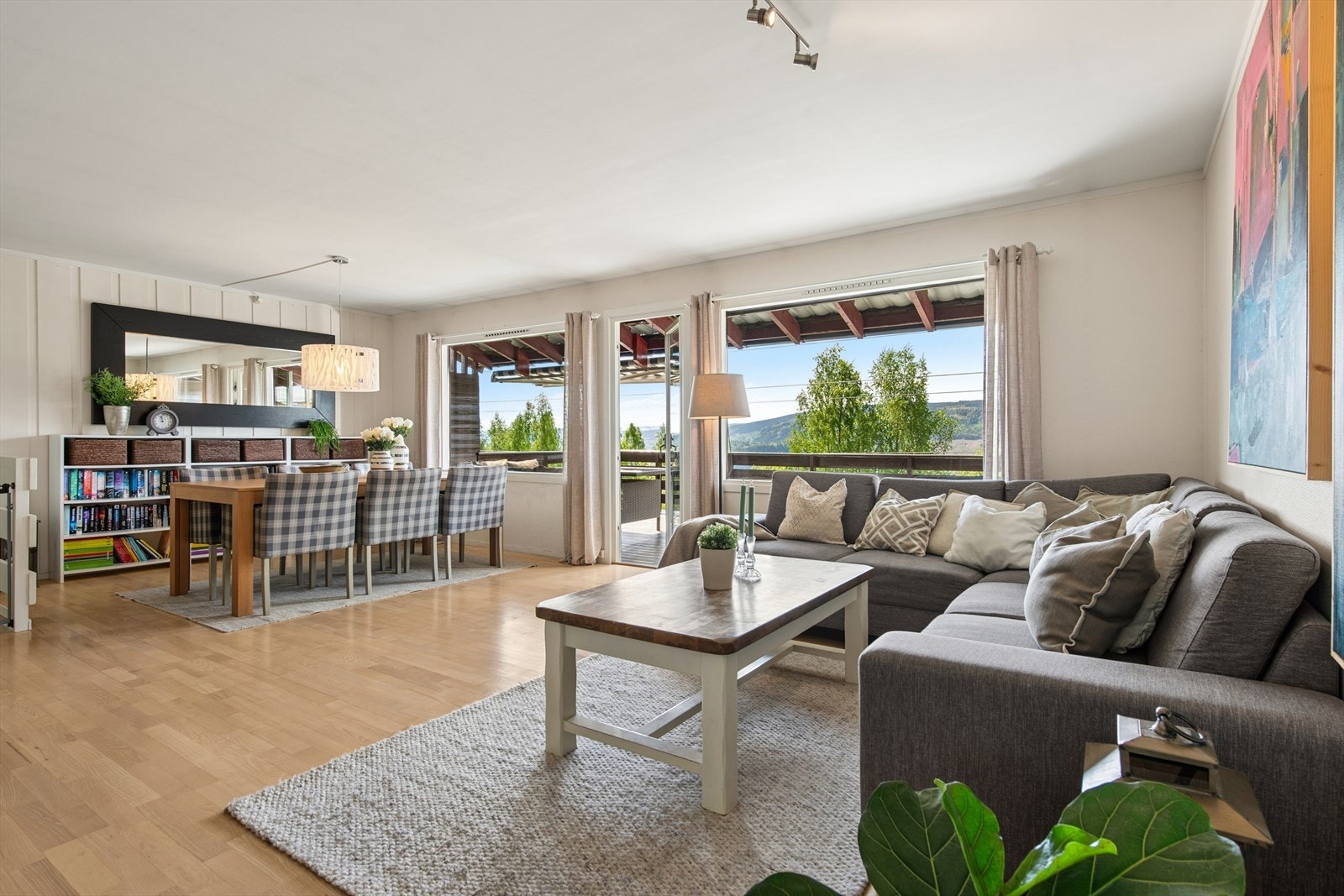 Stuen har god plass til både sofagruppe og spisebord, med direkte utgang til en stor veranda. Galleribilde