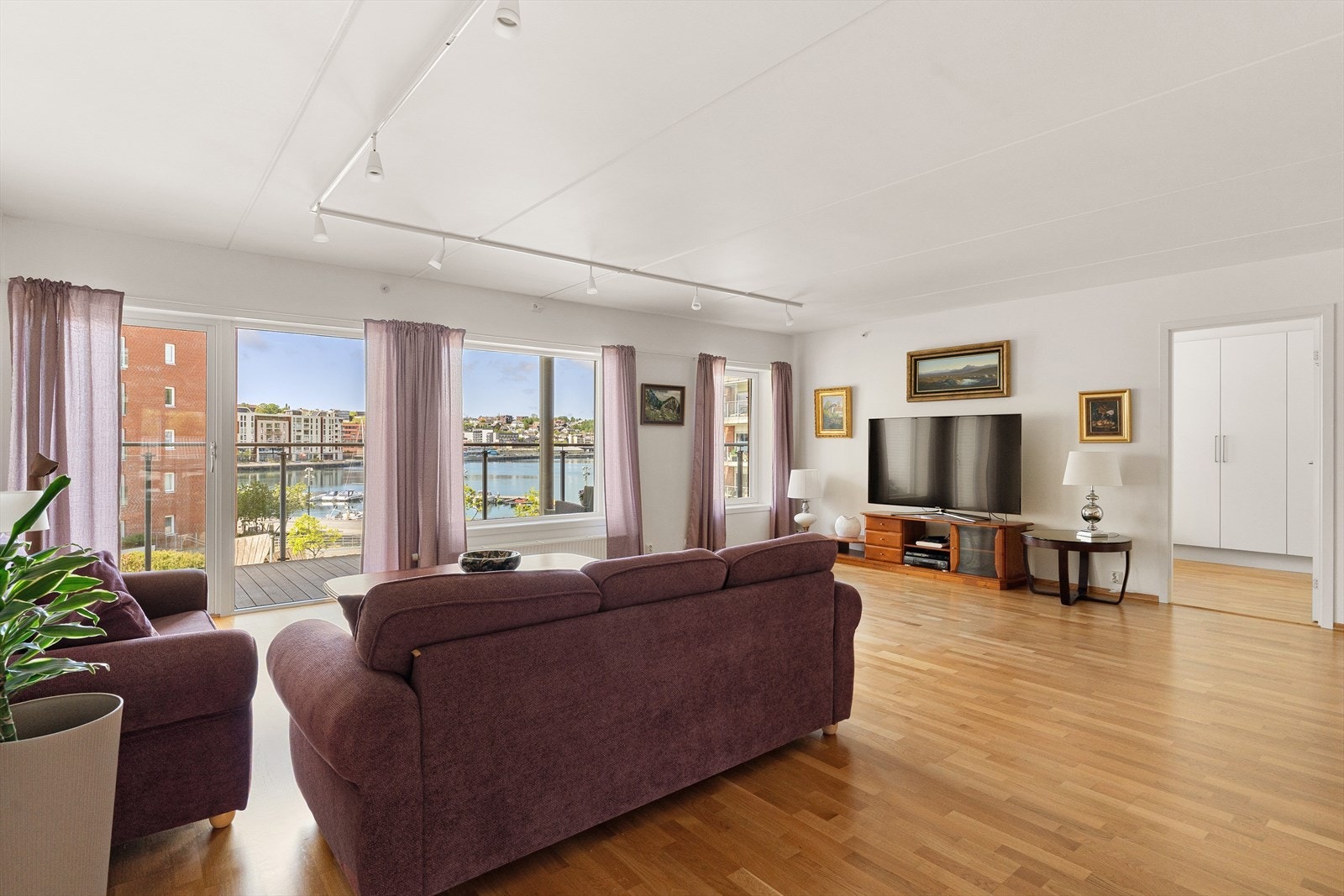 Fra stuen er det direkte utgang til balkongen og utsikt mot havnebassenget. Galleribilde