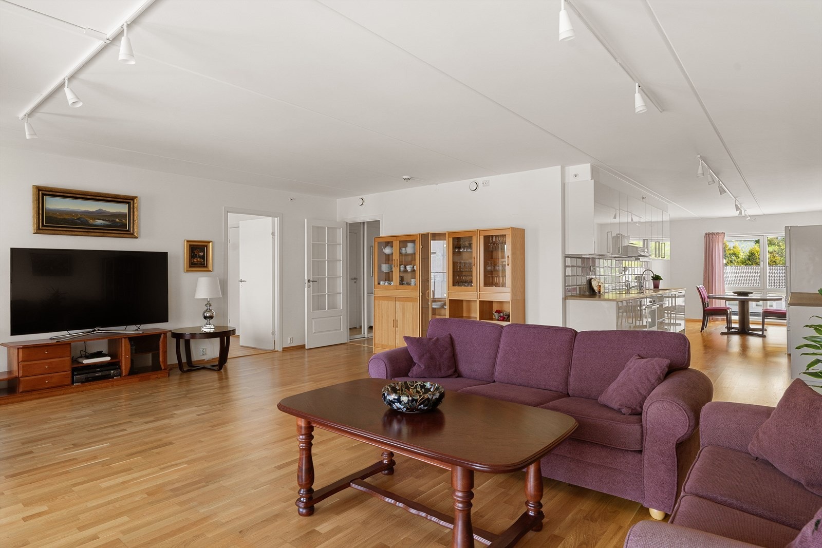 Stuen er romslig og lett å møblere, med god plass til en stor sofagruppe. Gjennomgående med gode vindusflater som gir godt med lys inn i leiligheten. Galleribilde