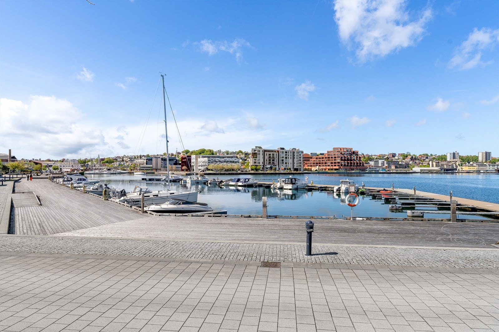 Fra eiendommen er det kort vei til den flotte havnepromenaden langs Vågen og Sandnes indre havn. Galleribilde