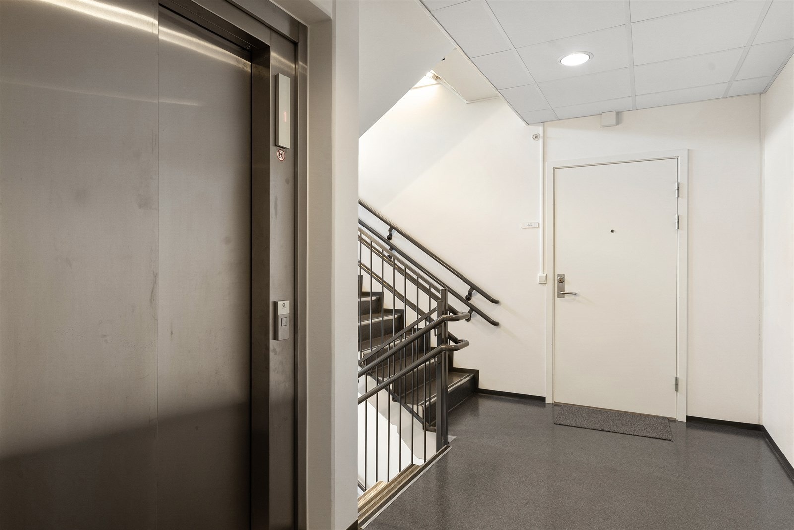 Felles trapperom med heis gir enkel adkomst opp til leiligheten i 3. etasje. Galleribilde