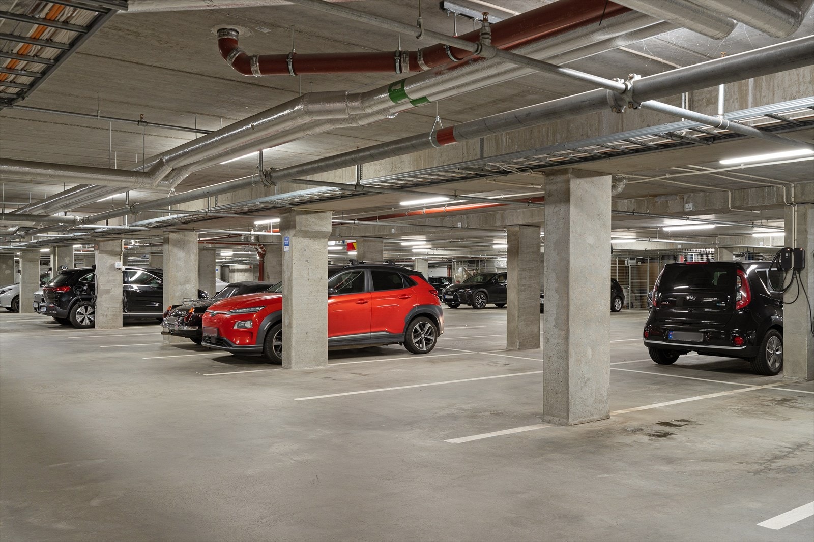 Det medfølger en biloppstillingsplass for bil i et lukket, felles garasjeanlegg. Galleribilde