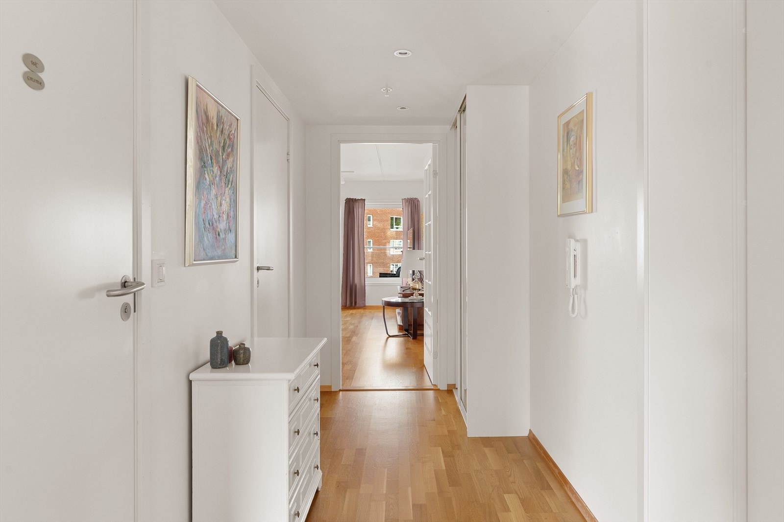 Gang med god plass til å henge fra seg klær og sko i skyvedørsgarderobe. Er også plass til kommode om ønskelig. Galleribilde