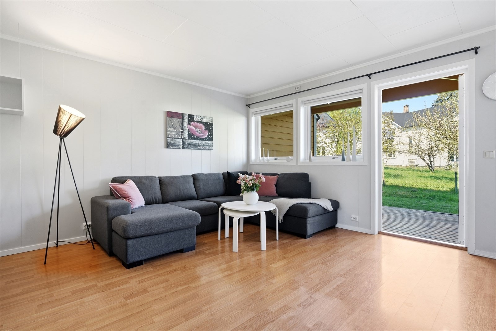 Terrassedøren i tre med isolerglass slipper inn dagslys. Galleribilde