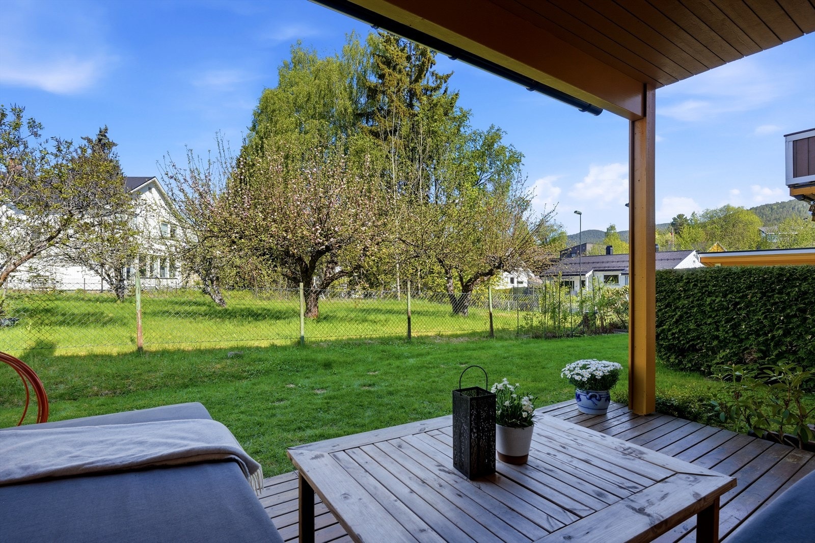 Fra stuen er det utgang til en takoverbygget terrasse på 10 m² med plass til utemøbler. Galleribilde