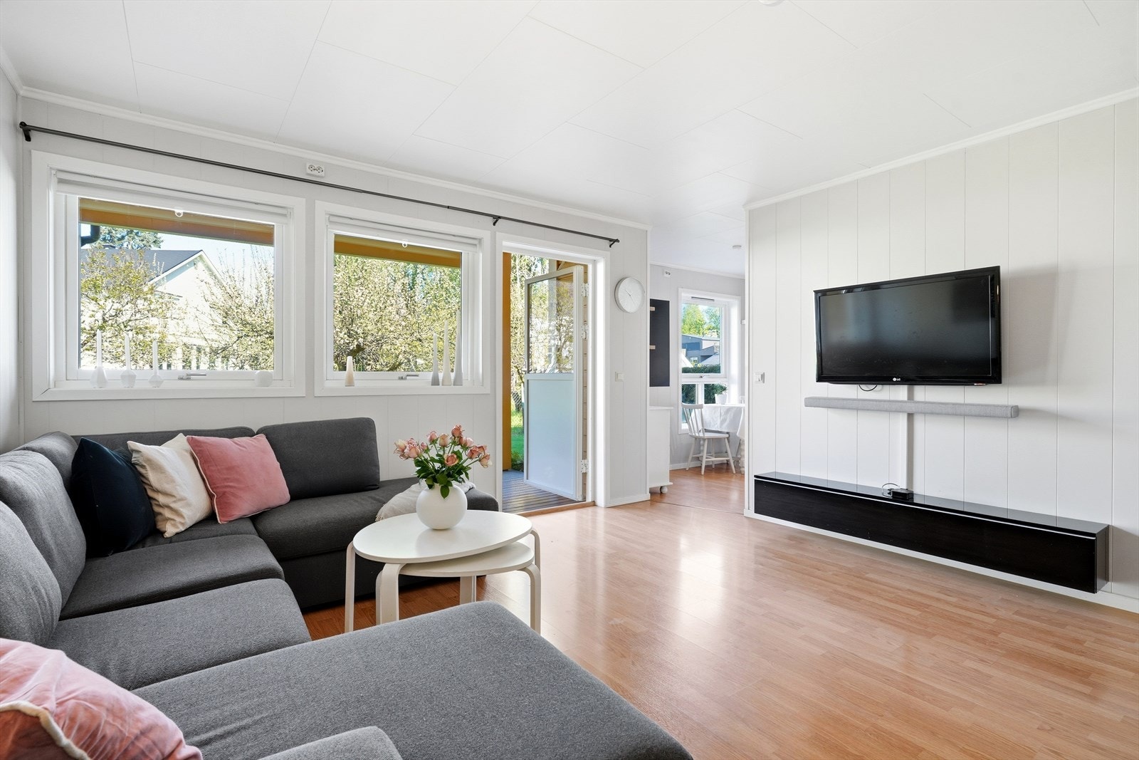 Direkte utgang til den takoverbygde terrassen fra stuen. Galleribilde