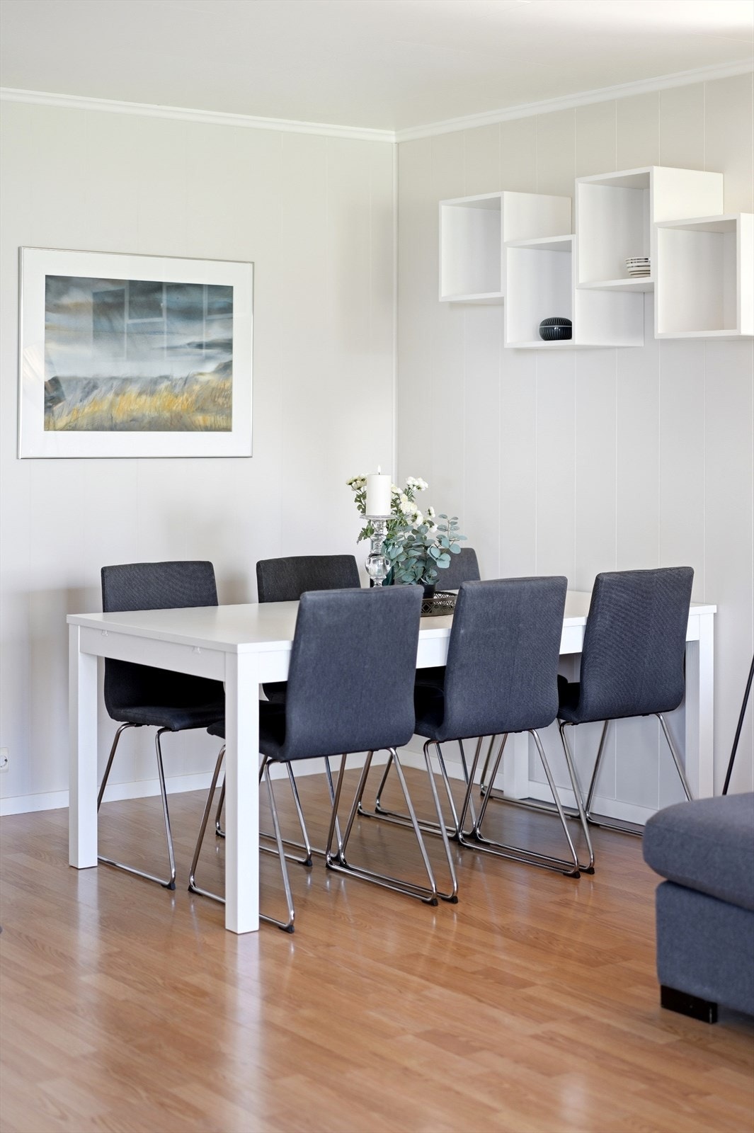 Spisestuen er en naturlig del av oppholdsrommet, med plass til hyggelige måltider. Galleribilde