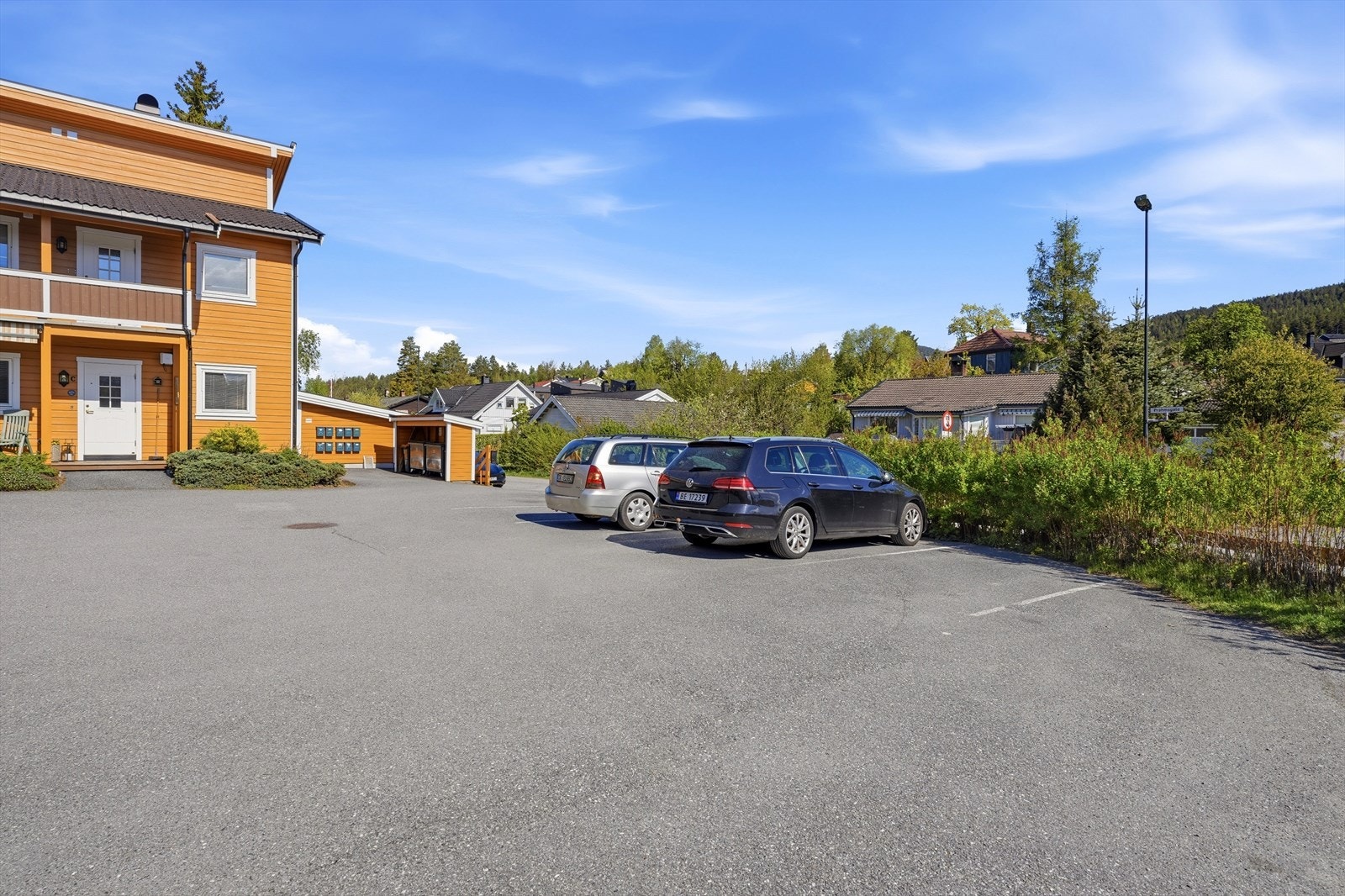 Fra eiendommen er det kort gangavstand til Raumyr skole (4 min) og Kongsberg stasjon (9 min). Galleribilde