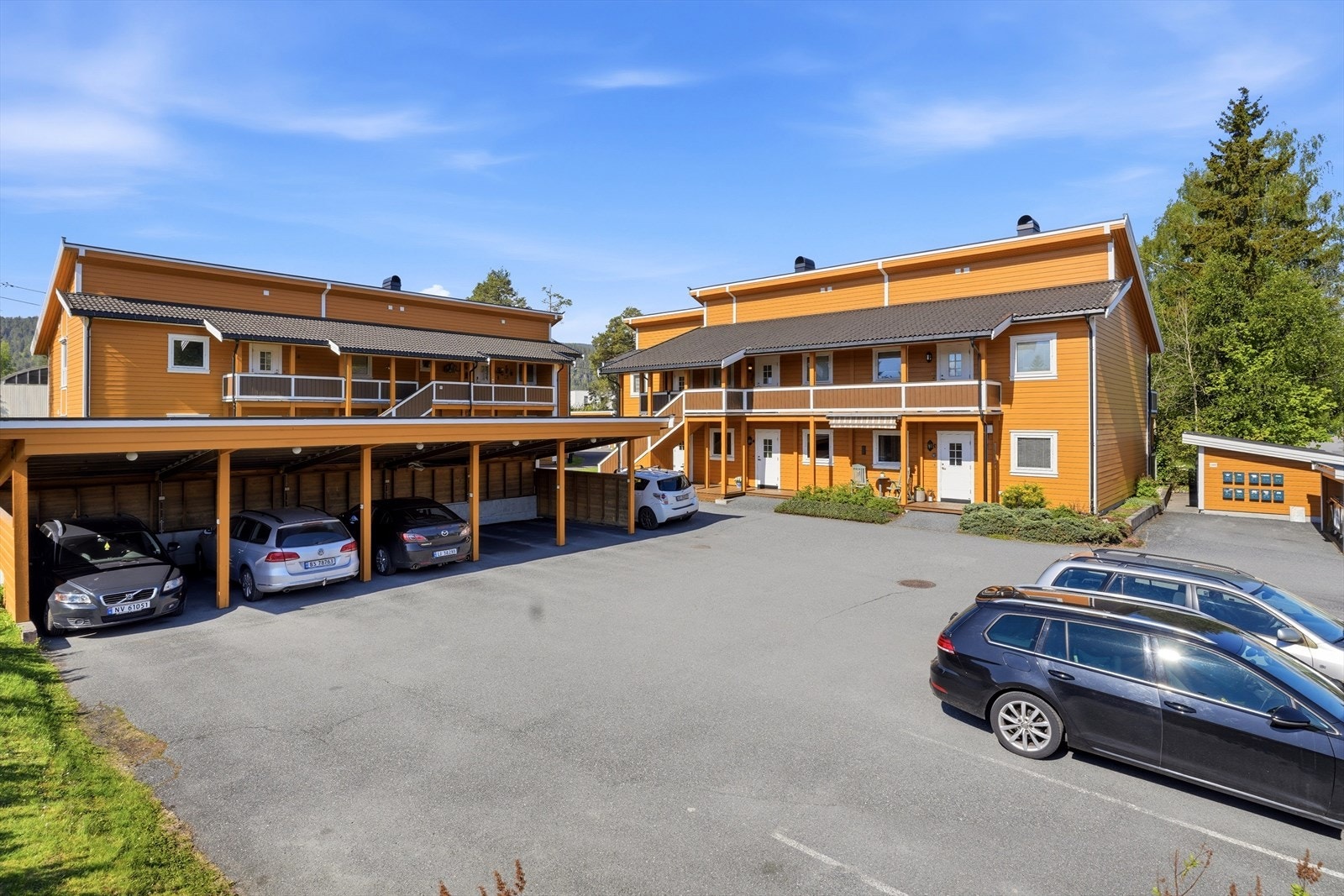 Sameiet består av 10 seksjoner fordelt på to bygg, med carport og parkeringsplasser. Galleribilde