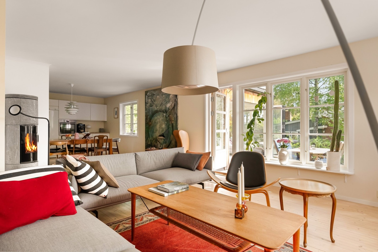 Store vindusflater sikrer rikelig med naturlig lysinnslipp Galleribilde
