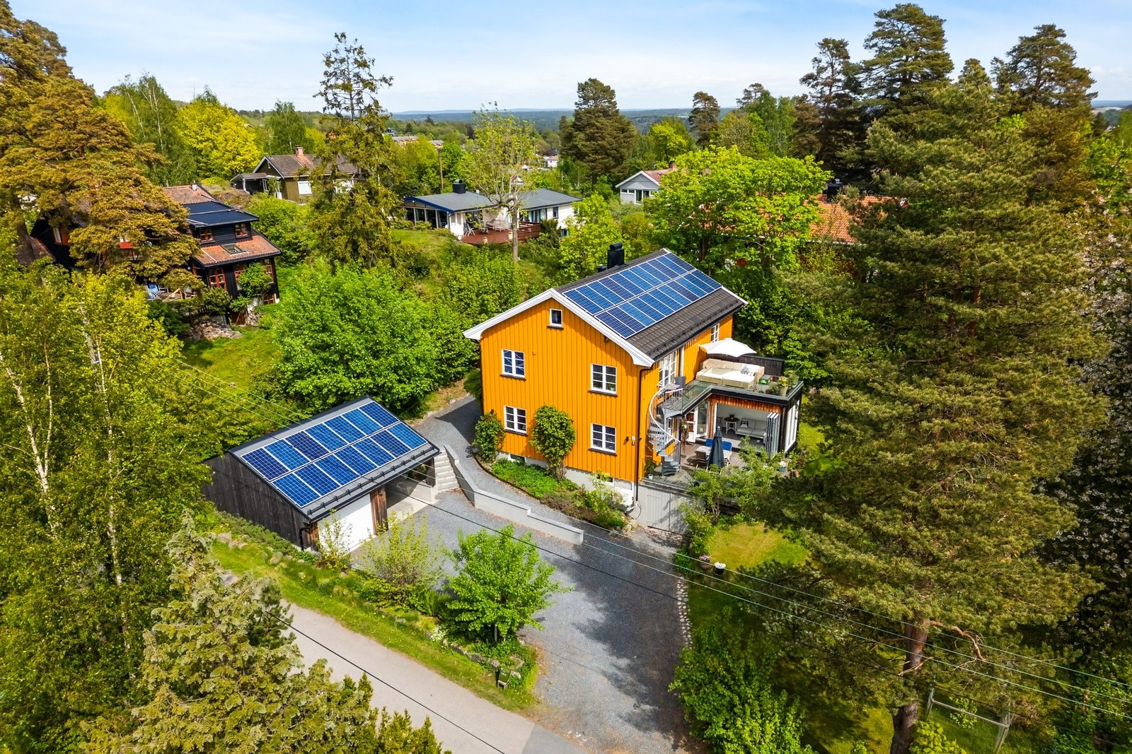 Det er montert solceller både på boligen og på garasjen fra 2016, som bidrar til en moderne og energieffektiv løsning Galleribilde