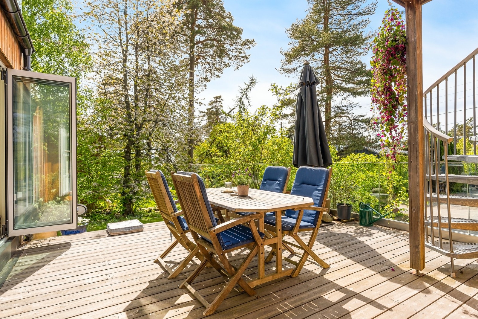 Fra stuen er det utgang til en solrik og sydvendt terrassse Galleribilde