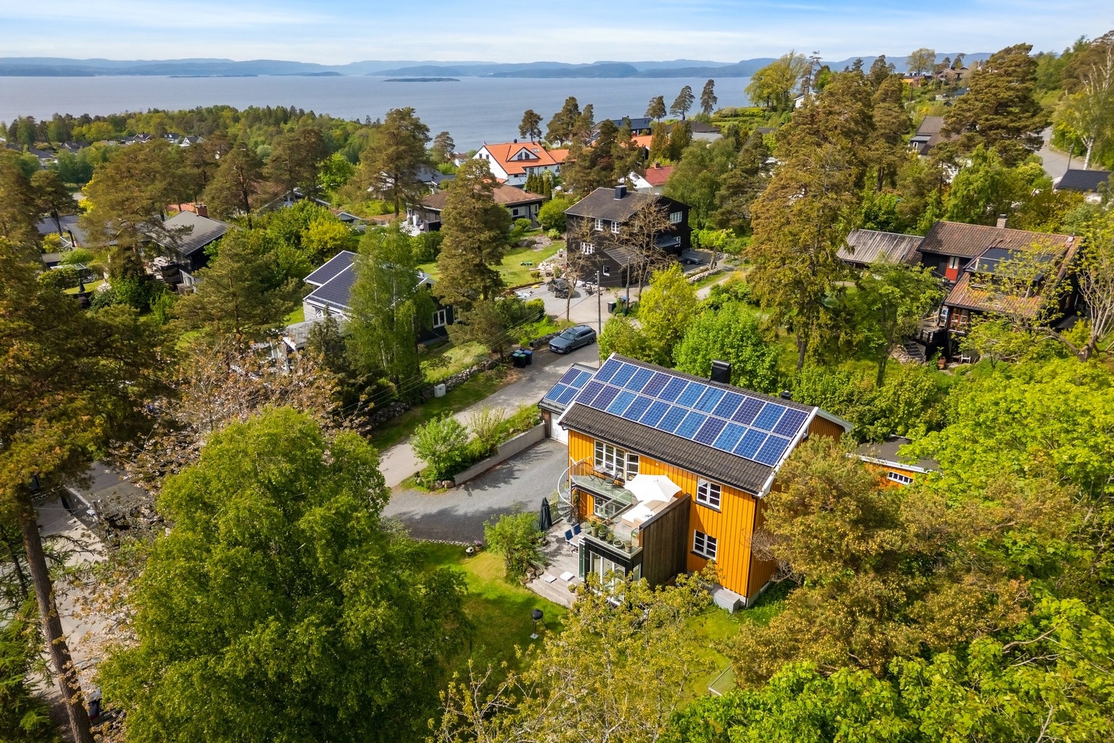 Opprinnelig en tomannsbolig over 4 plan som er omgjort i senere tid til enebolig Galleribilde