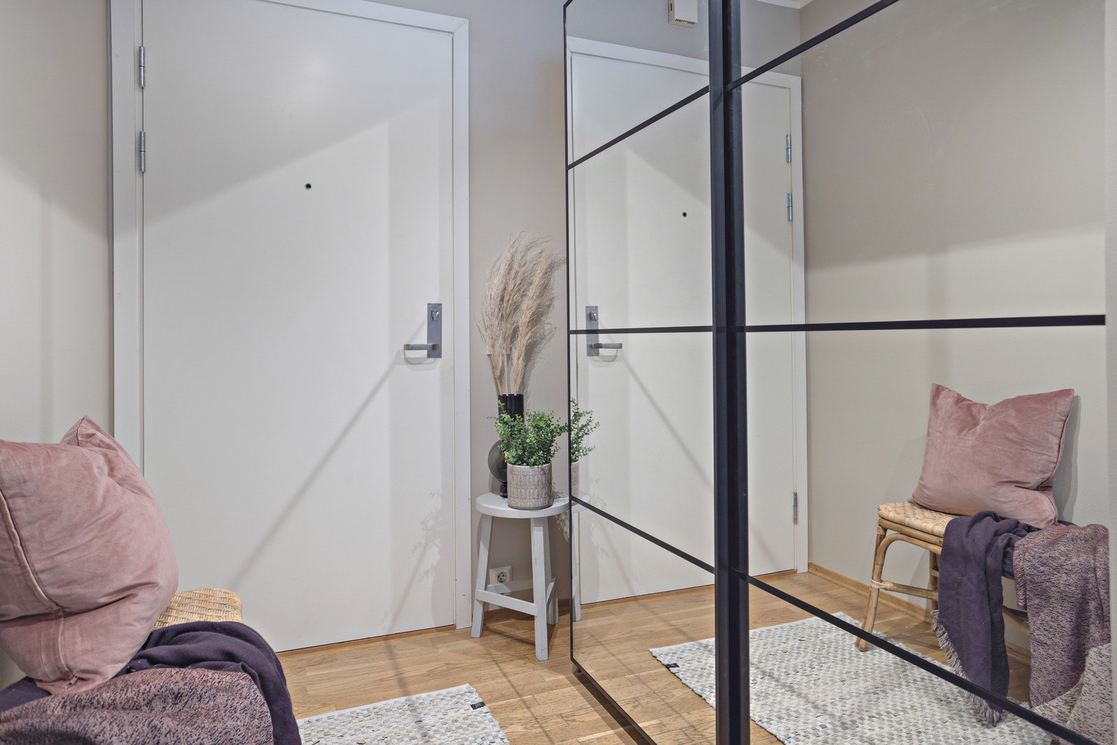 Lys og innbydende entre med skyvedørsgarderobe og speil. Galleribilde