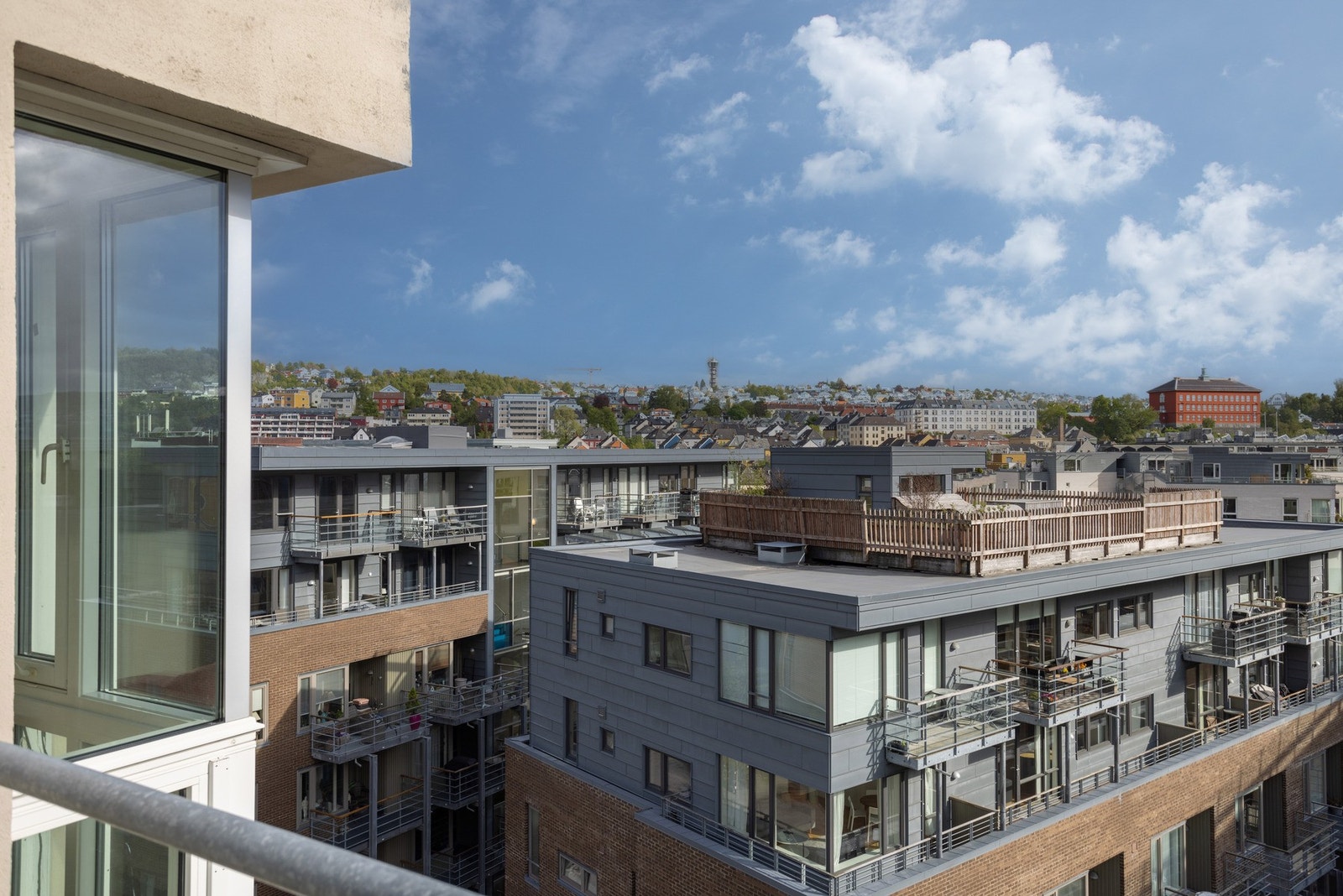 Sør/vestvendt balkong med ettermiddagssol. Galleribilde