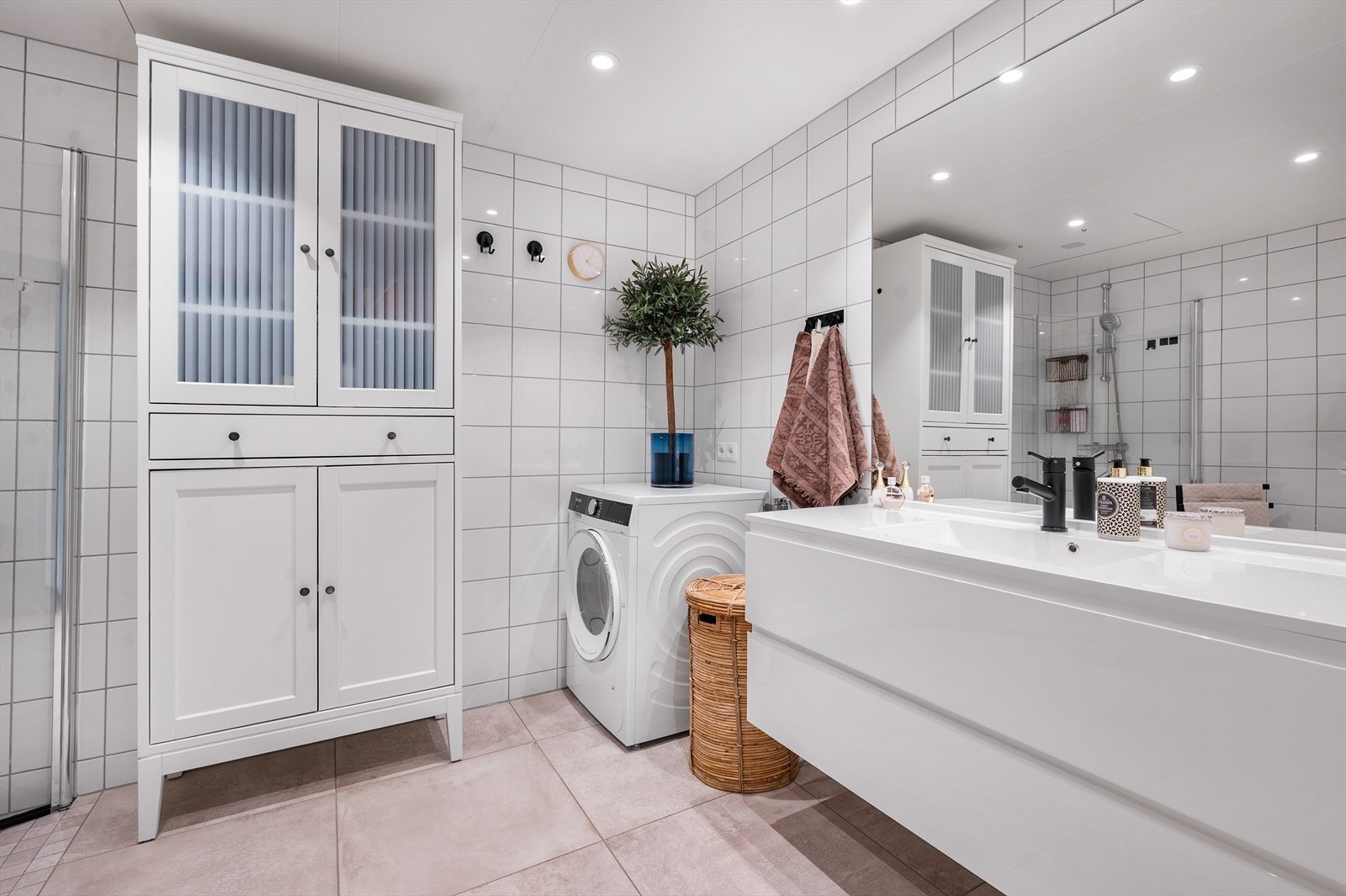 På badet er det opplegg til vaskemaskin og tørketrommel Galleribilde