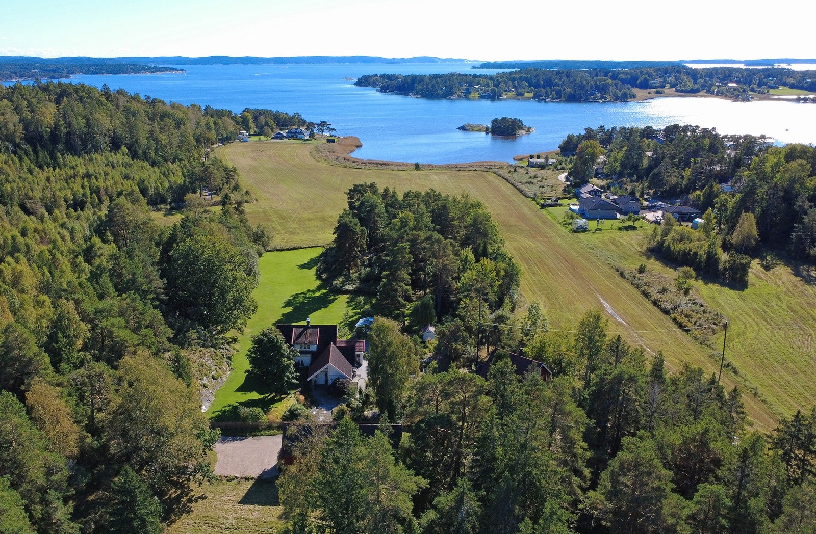 Totalt 27 mål med hage, noe jordbruksareal og noe skog Galleribilde