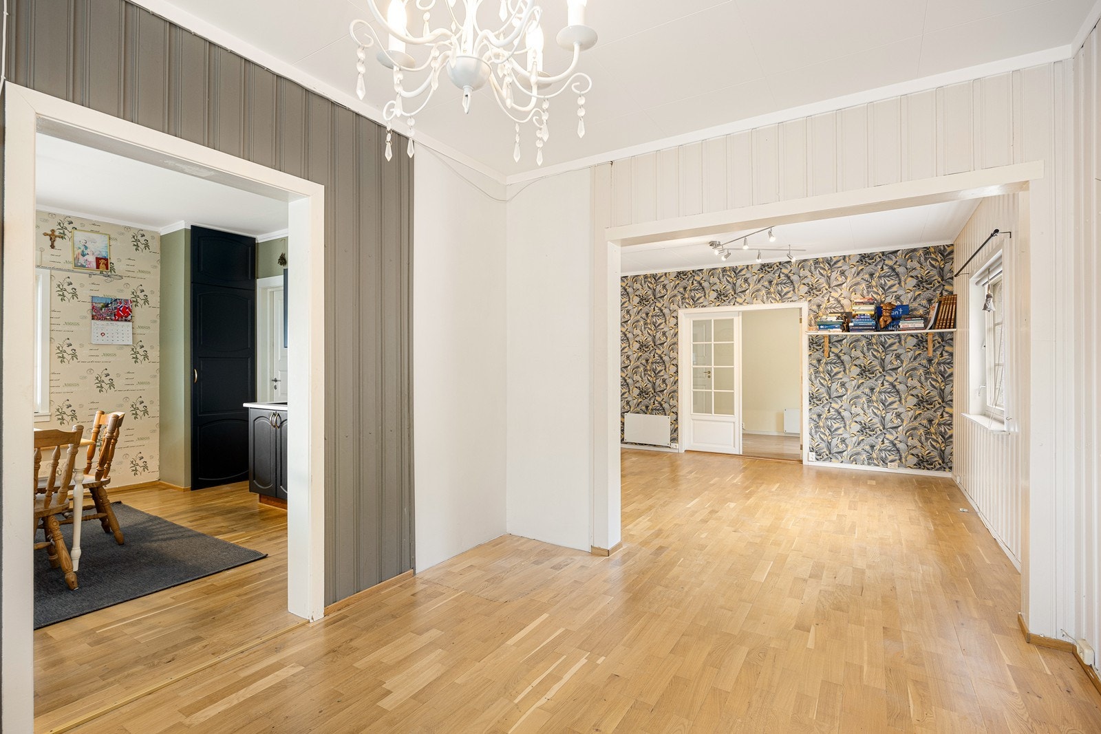 De fargede veggflatene står godt til det gylne gulvet. Galleribilde