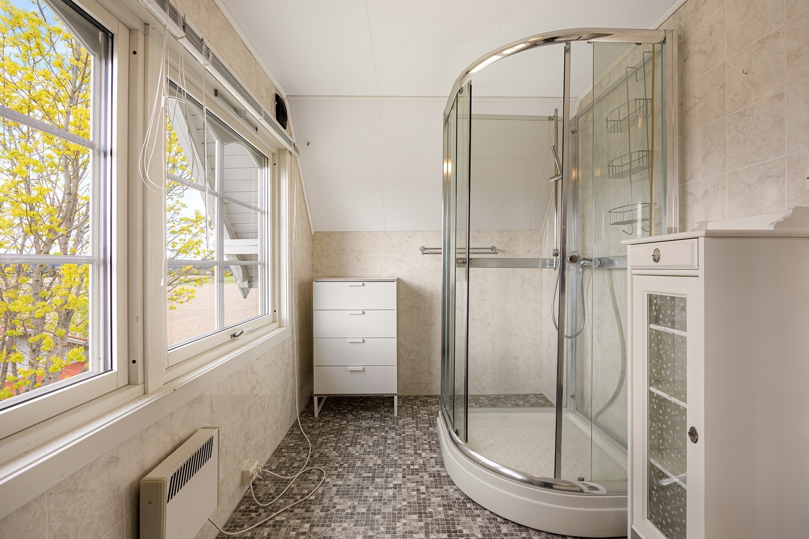 Videre har badet et romslig dusjkabinett og gulvmontert toalett. Galleribilde