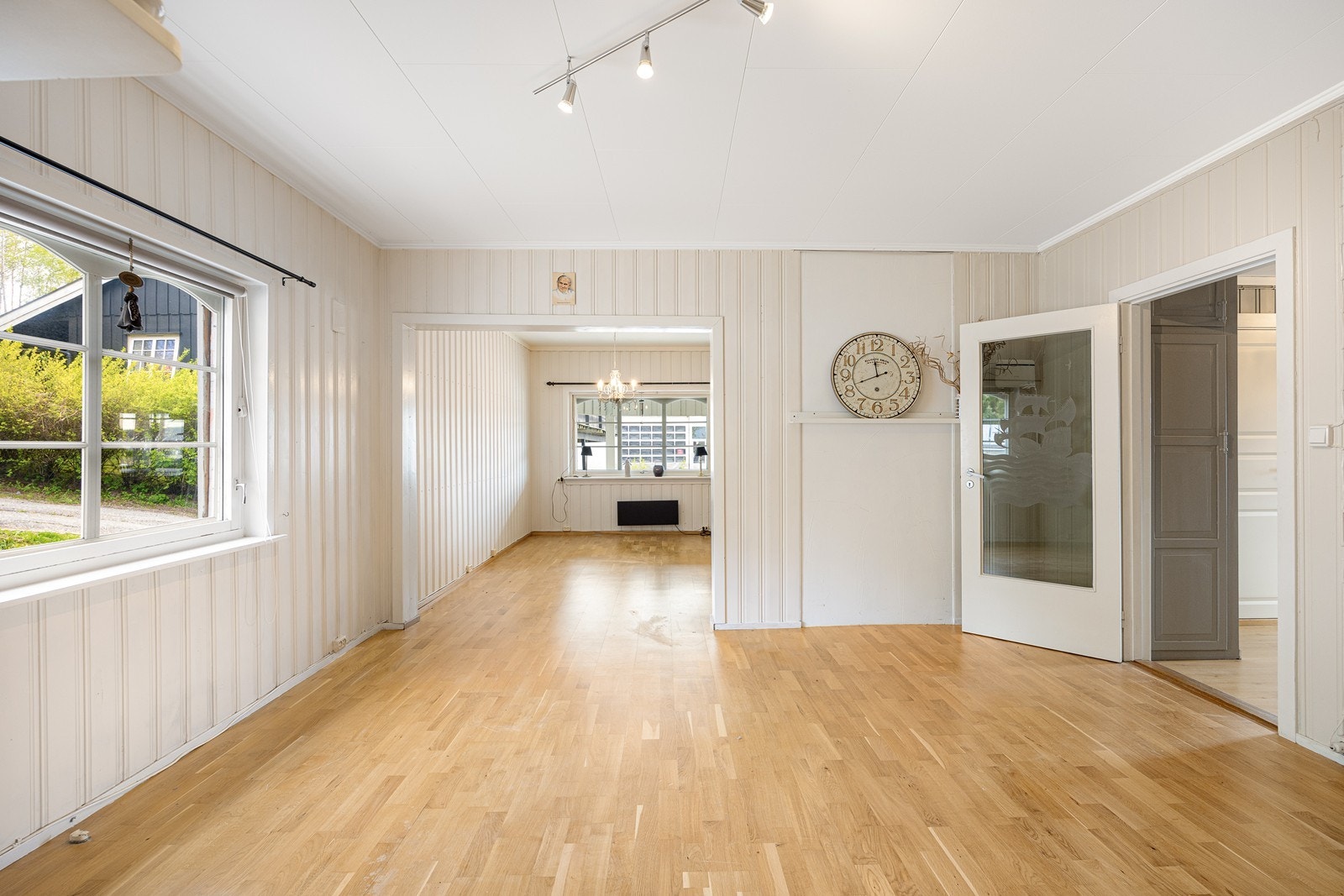 Stuen er romslig og møbleringsvennlig med mulighet for flere soner. Galleribilde