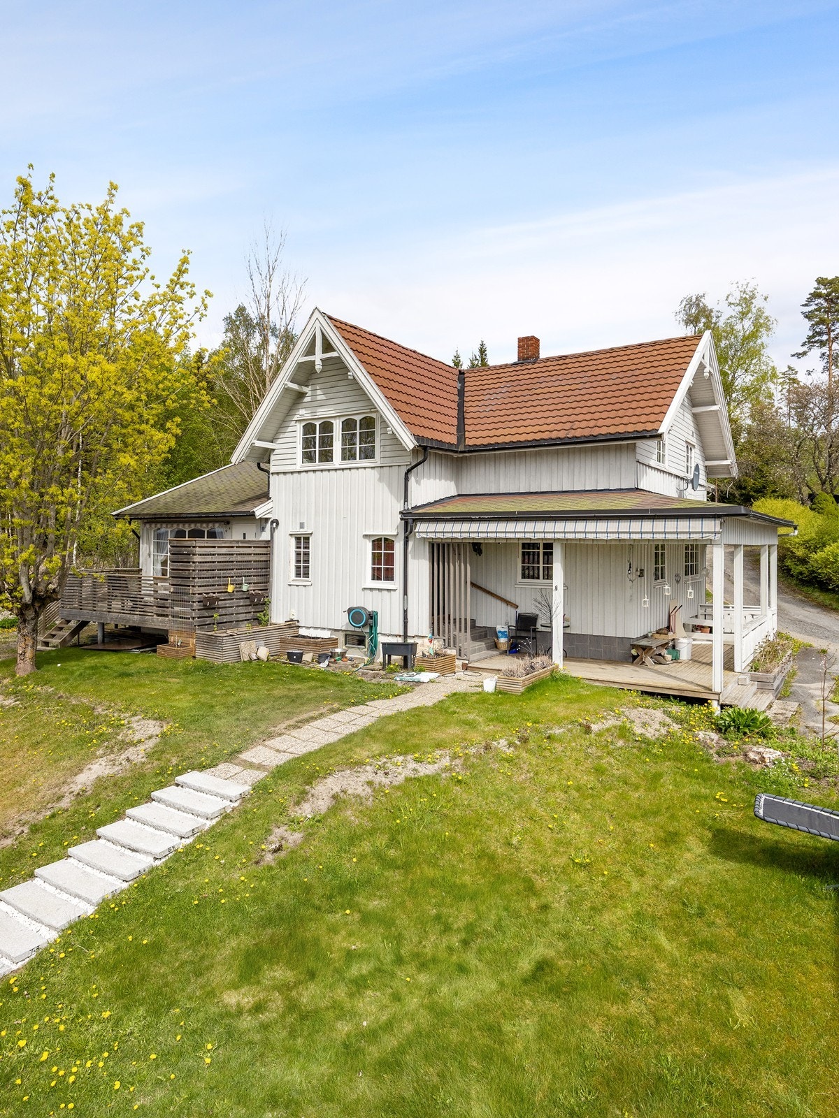 Eiendommen ligger ca. 3 km sør for Hemnes sentrum og har et areal på ca. 1,8 mål. Galleribilde