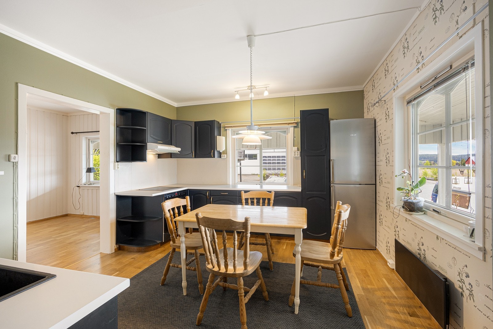 Innredningen har malte fronter og laminat benkeplate med nedfelt oppvaskkum. Galleribilde