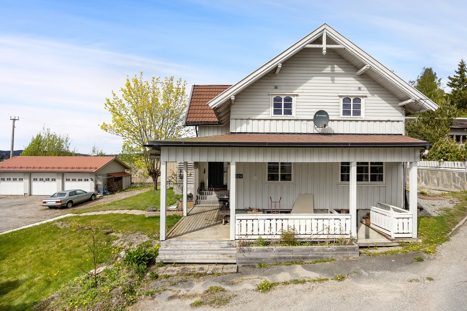 Boligen ligger landlig og barnevennlig beliggenhet, med umiddelbar nærhet til flotte turområder og Hemnessjøen med fine bademuligheter. Galleribilde