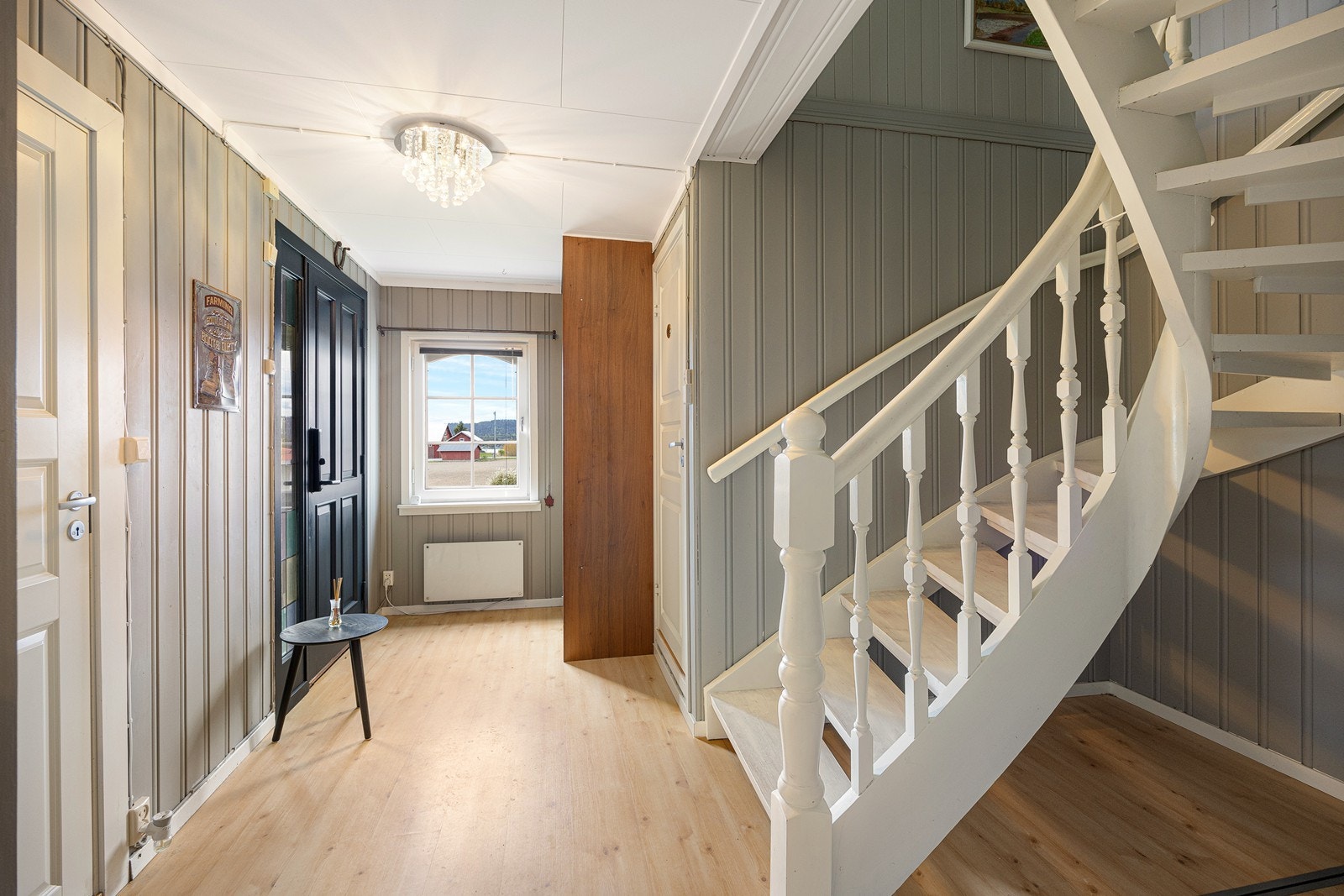Entréen fremstår lys og romslig - med god plass til oppbevaringsmøblement. Galleribilde