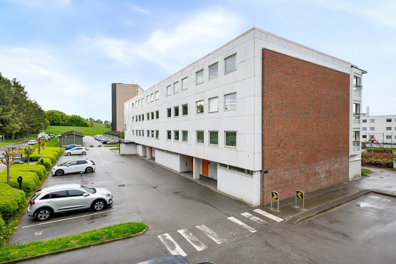 Eiendommen har en oppmerket parkeringsplass, med mulighet for installasjon av elbillader. Borettslaget har også gjesteplasser. Galleribilde