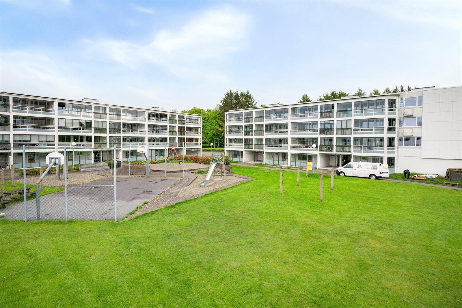 Borettslaget har velholdte fellesarealer med lekeplass og grøntområder. Galleribilde