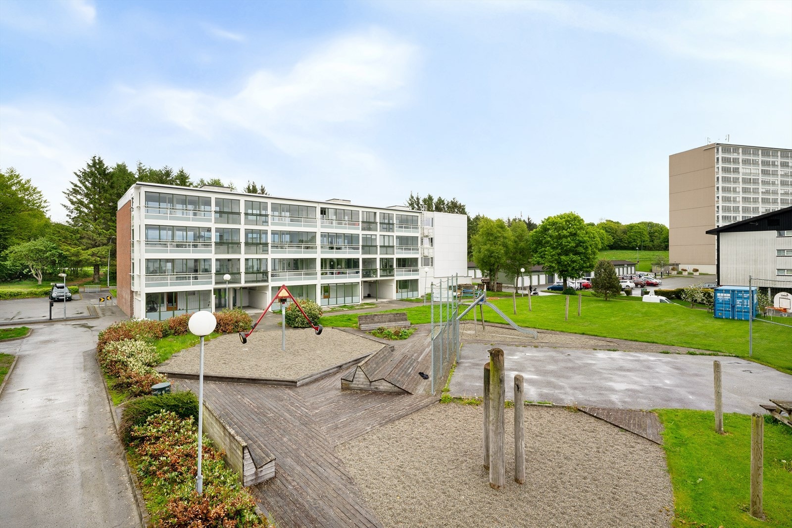 Beliggenheten er sentral med kort vei til både universitetsområdet og det nye sykehuset. Supermarkedet like i nærheten. Galleribilde