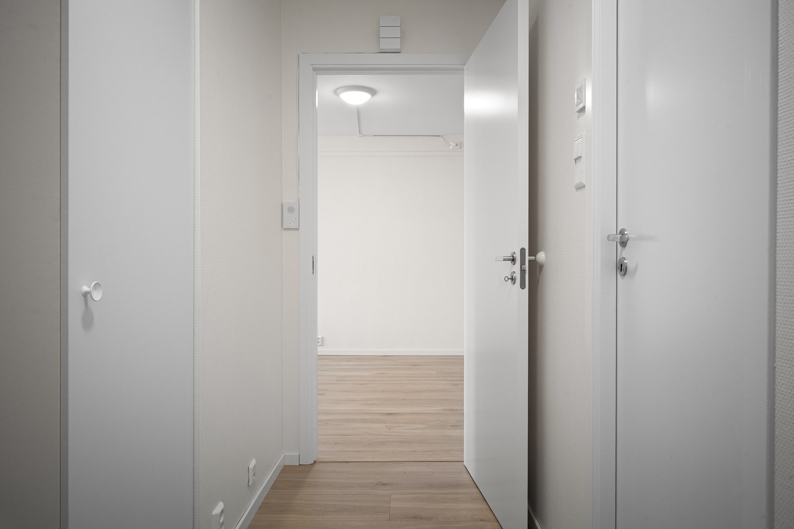 Fra gangen er det inngang til badet og videre inn til stuen. Sikringsskapet med automatsikringer er plassert i fellesgangen. Galleribilde