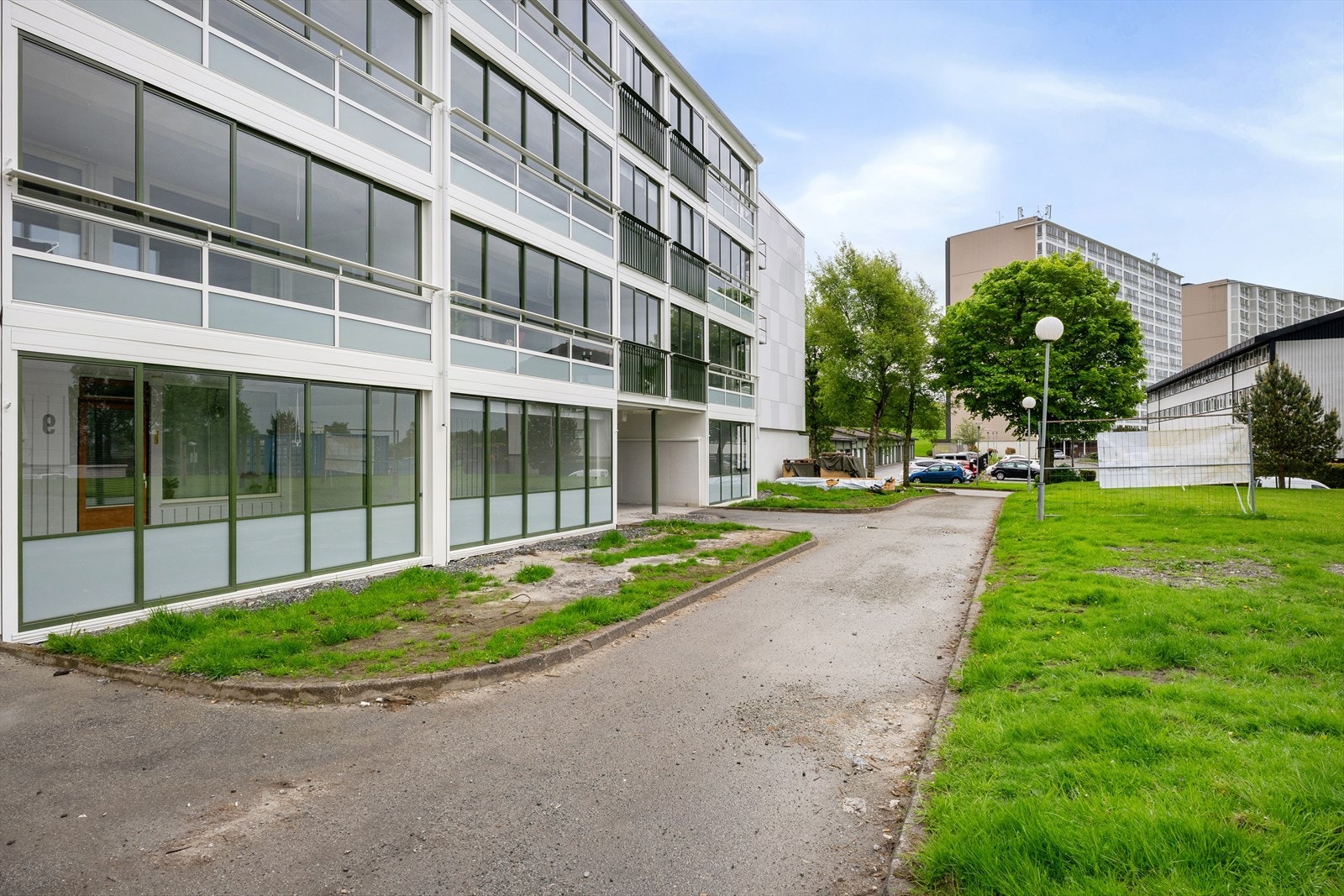 Fasadene mot vest er nylig oppgradert i forbindelse med innglassing av terrassene. Uteområde utenfor terrassene skal rehabiliteres. Galleribilde