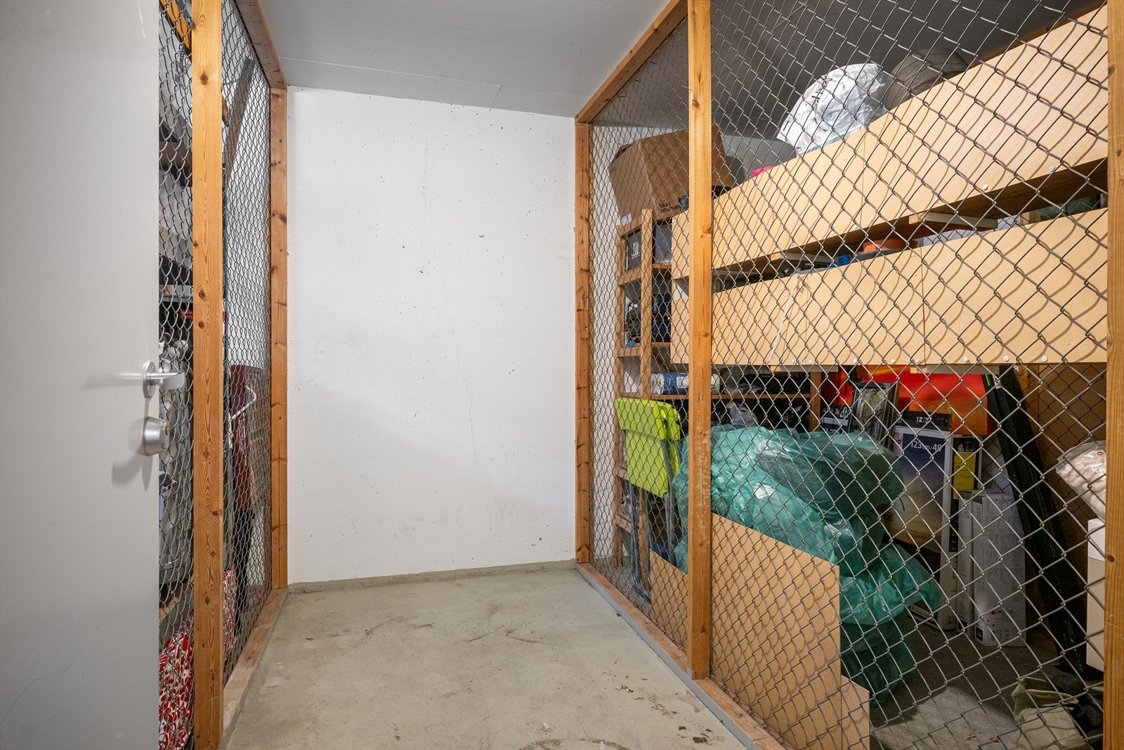 Leiligheten disponerer en bod på cirka 4 kvadratmeter, praktisk plassert i samme etasje. Galleribilde