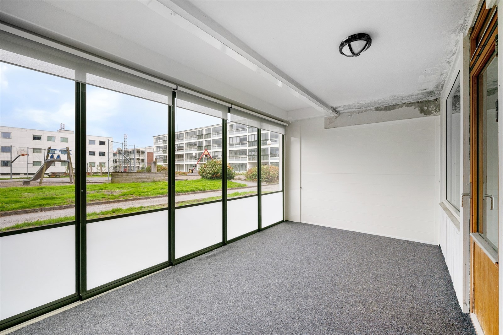 Leiligheten er nylig utvidet med en romslig, innglasset terrasse som gir et ekstra oppholdsrom med utsikt mot fellesområdene. Overflater vil bli behandlet seinere av borettslaget. Galleribilde