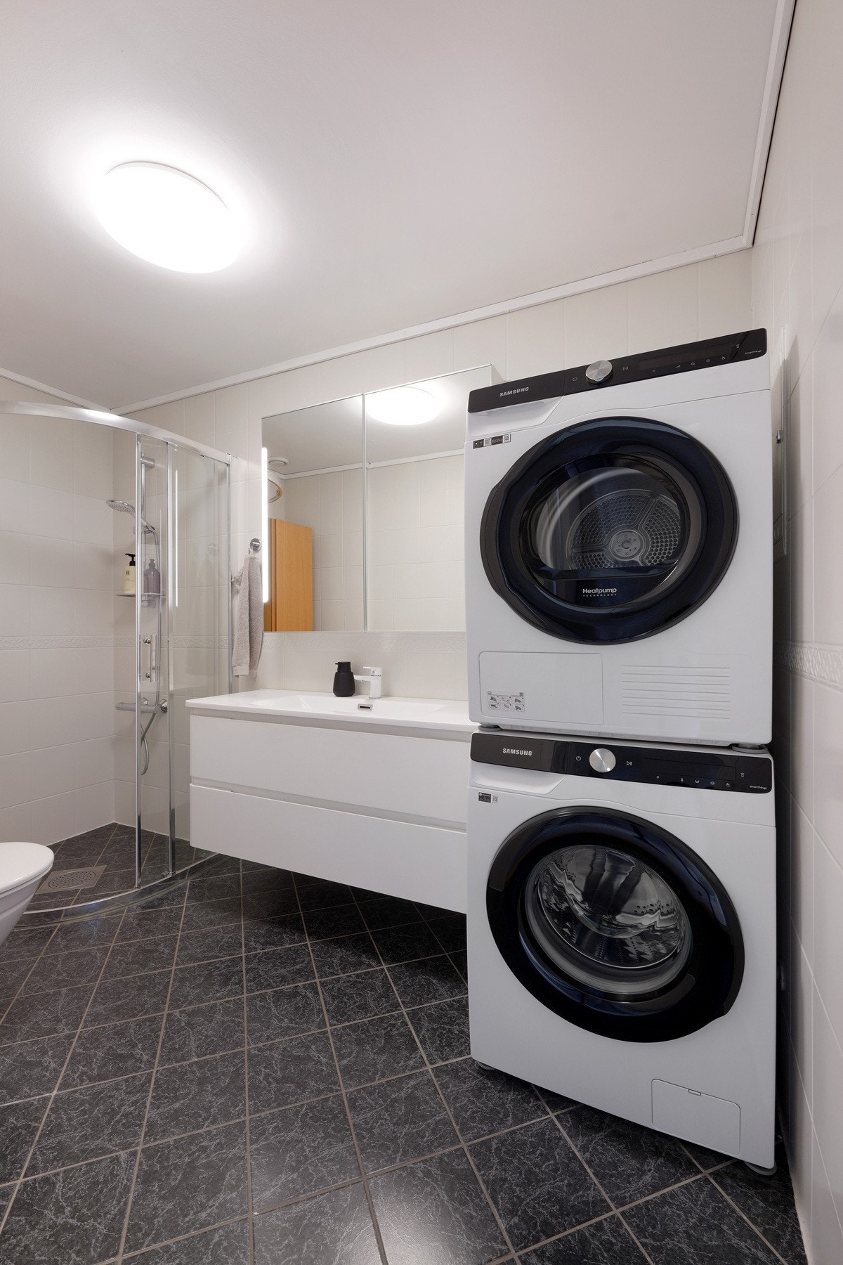 Badet oppe har plass til vaskemaskin og tørketrommel. Galleribilde