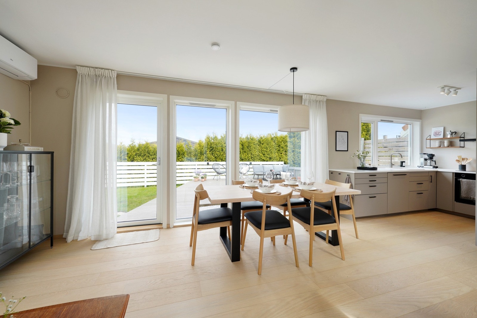 Fin og åpen løsning med god plass til et spisebord i tilknytning til kjøkkenet. Galleribilde