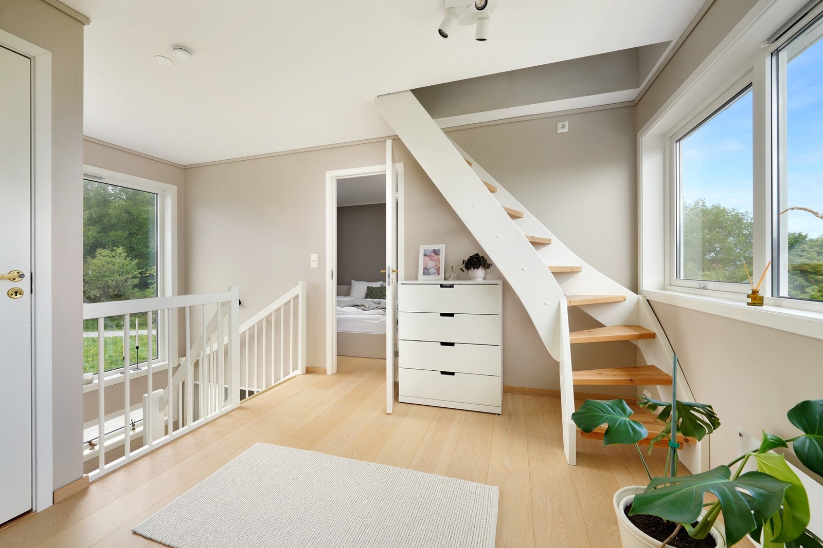 I 2.etasje er det et allrom med en liten trapp videre opp til loft. Galleribilde