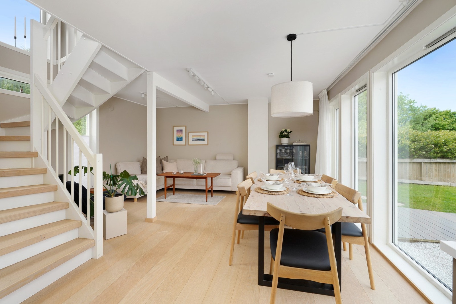 Huset har muligheter for tilbygg oppe og nede, kontakt megler for mer info. Galleribilde