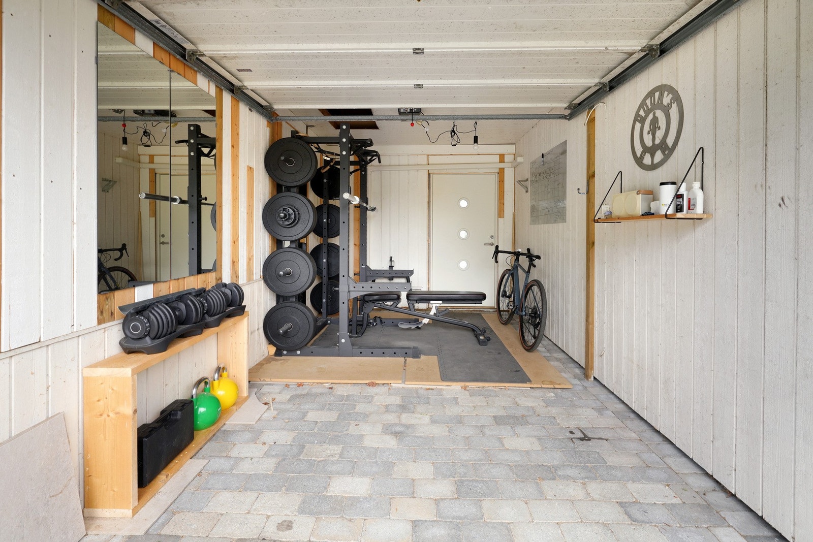 Garasje på 13 kvm med utgang rett til hagen. Har blitt benyttet som gym da man har så mange plasser til bil i gårdsrommet. Galleribilde
