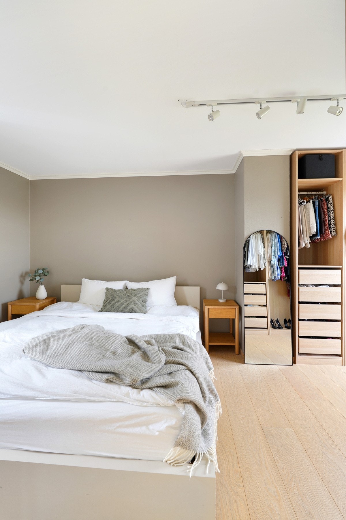 Pent og romslig hovedsoverom med slette vegger. Galleribilde