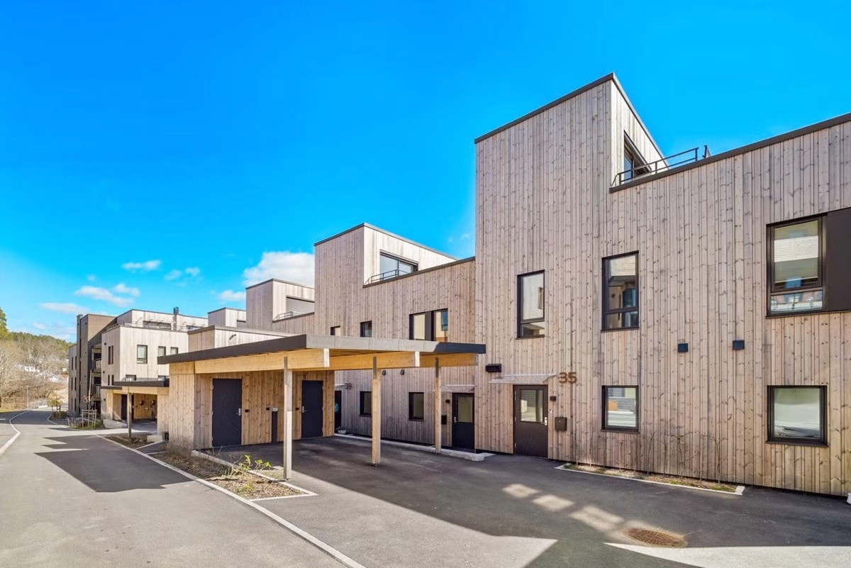 Parkering i egen carport med montert el-billader Galleribilde