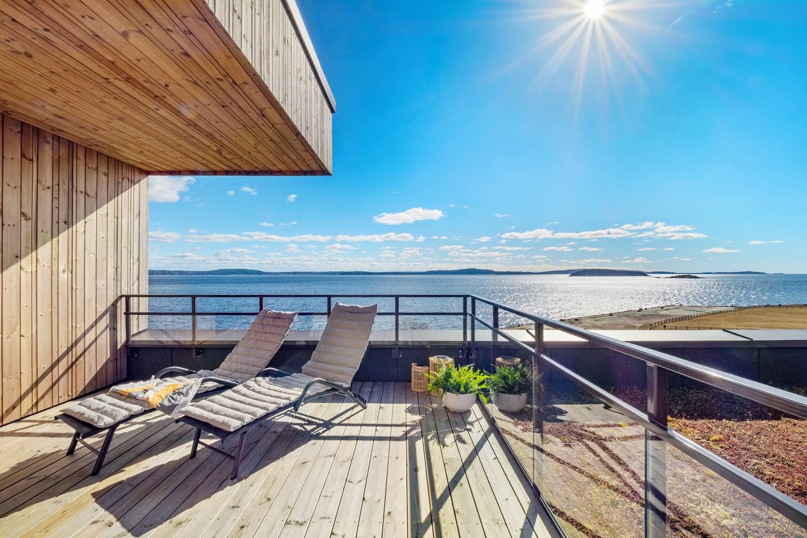 Solrik takterrasse med panoramautsikt utover fjorden Galleribilde