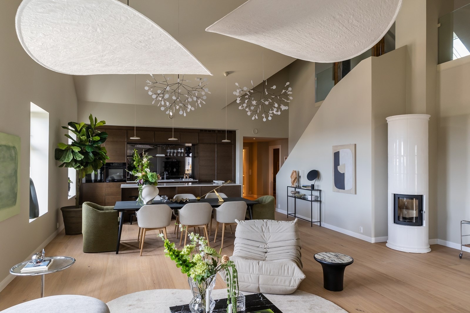 En attraktiv ny toppleilighet over to etasjer i en eksklusiv bygård med kun 9 leiligheter. Galleribilde