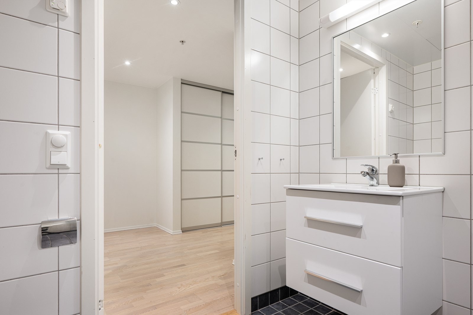 Underskap med slette fronter og nedsenket servant gir praktisk oppbevaring på badet. Galleribilde