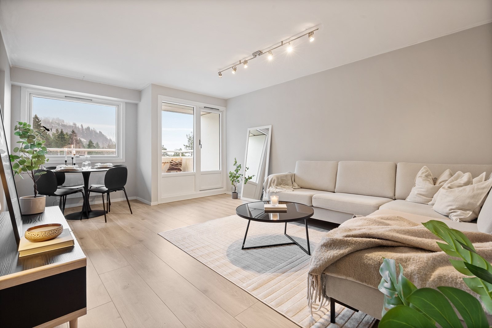 Leiligheten har lys og hyggelig stue med malte vegger og laminatgulv. Galleribilde