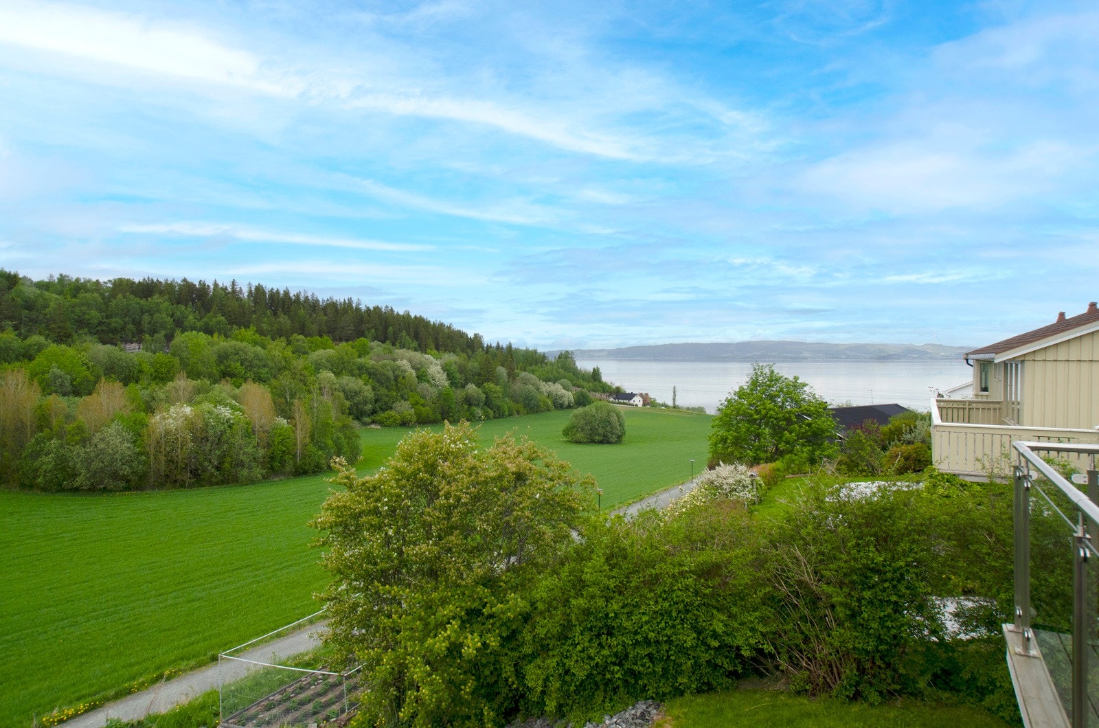 Utsikt mot Kjønstadmarka og fjorden. Galleribilde